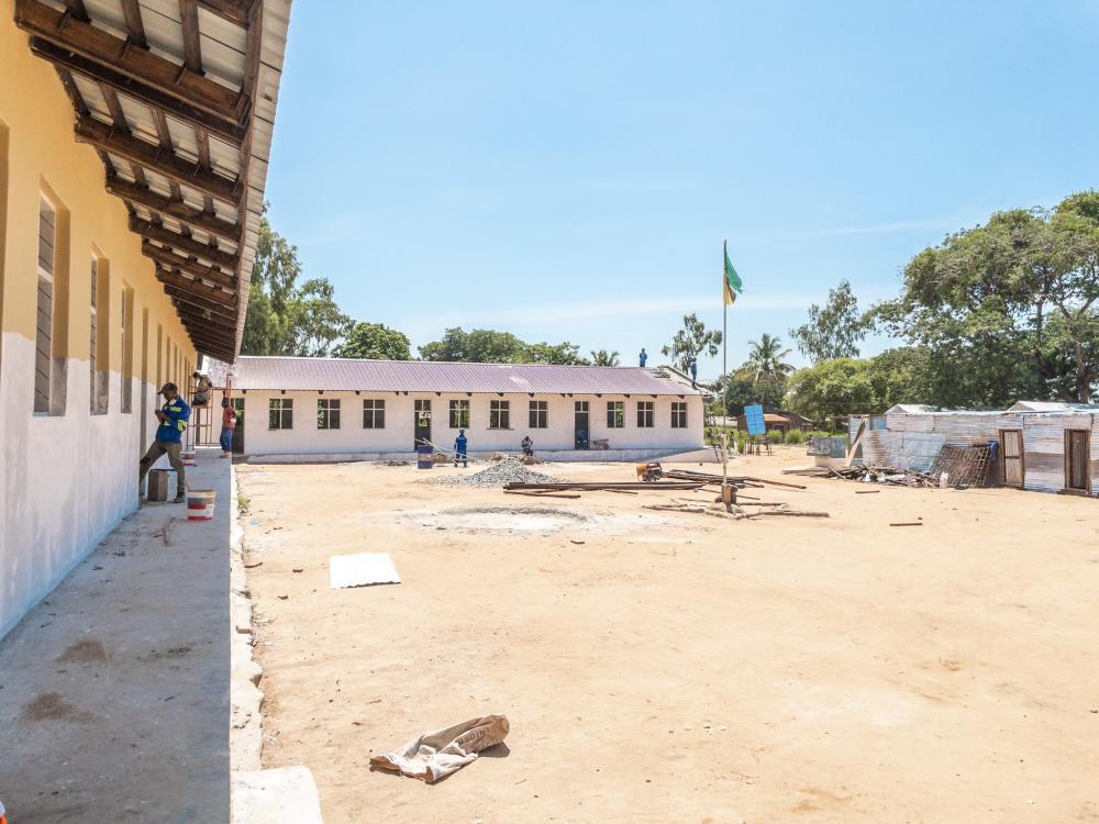Robotnicy przy pracy nad budynkiem nowej szkoły w Mozambiku