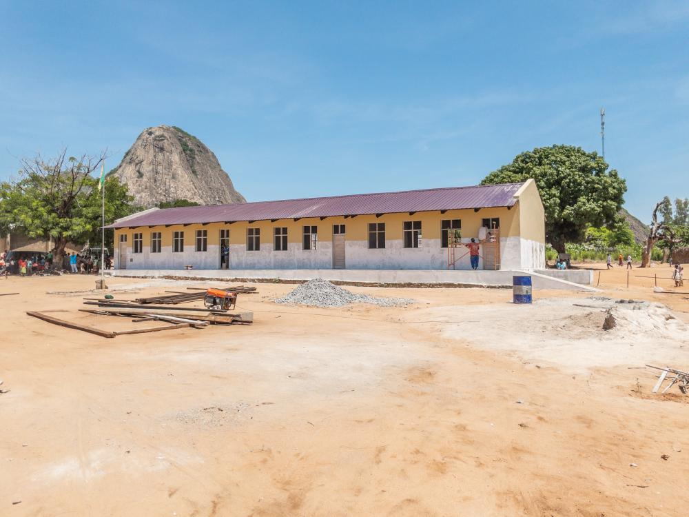 Prace wykończeniowe nad elewacją odbudowanej szkoły w Mozambiku