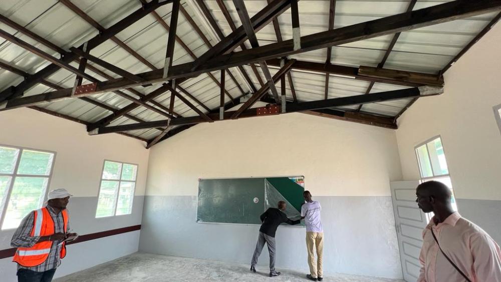 Wnętrze nowowybudowanej sali lekcyjnej w szkole w Mozambiku