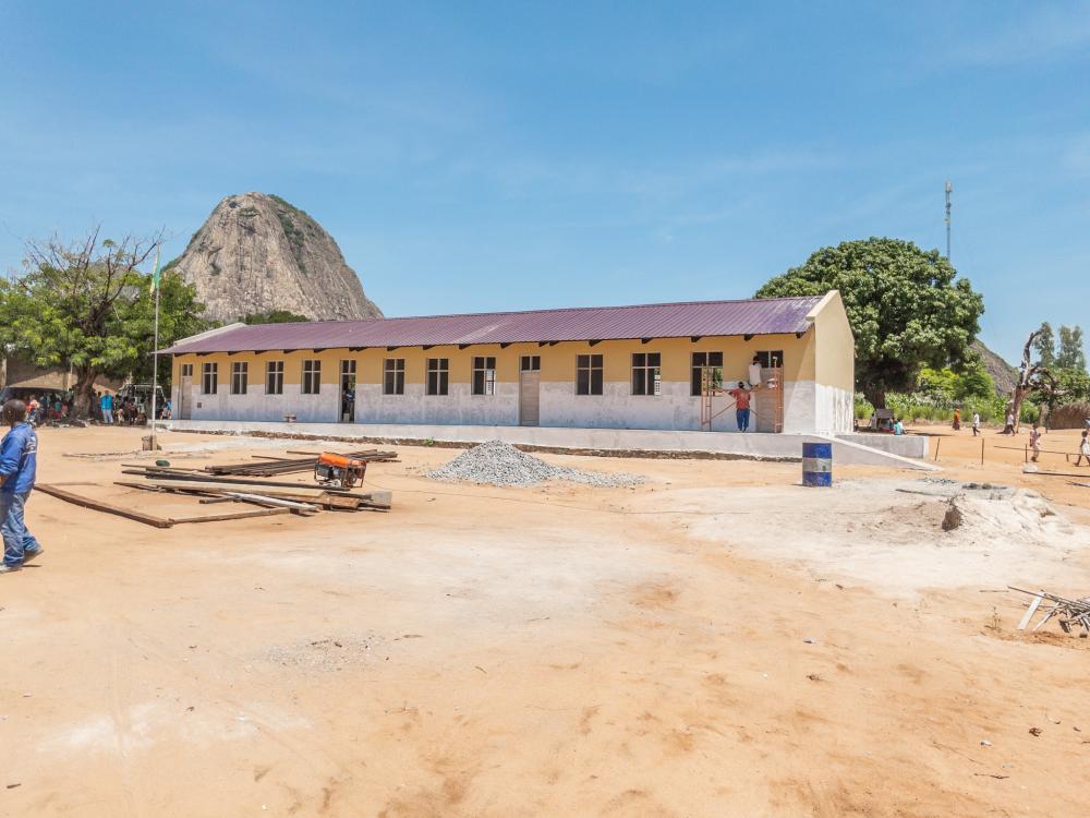 Plac budowy nowej szkoły w Mozambiku odbudowanej przez UNICEF i Kinderkraft