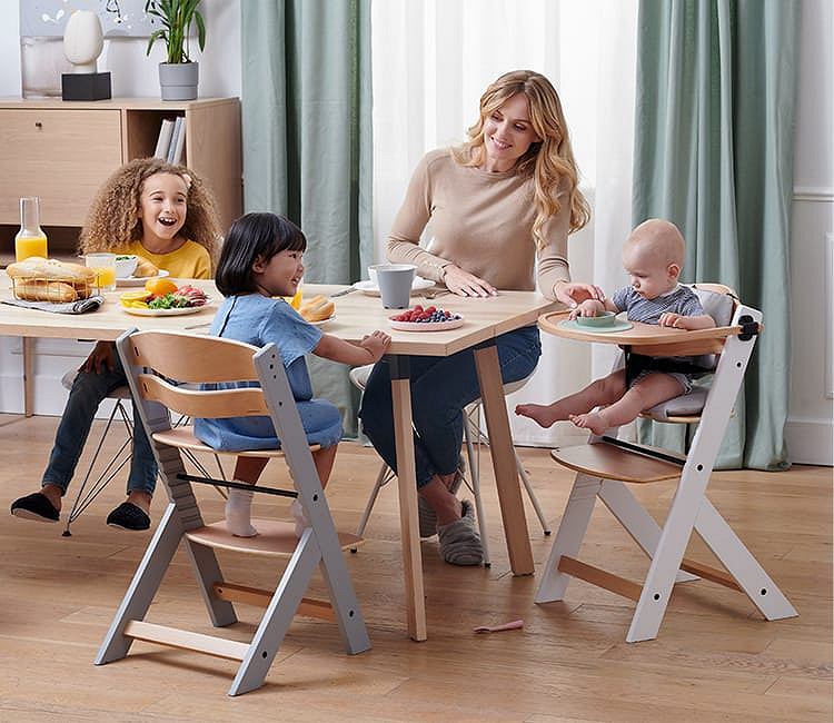 Krzesełko do karmienia dla dziecka - czym jest, rodzaje i od kiedy można używać