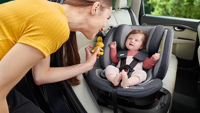 Śpiworek lub otulacz dla dziecka do fotelika samochodowego – wady, zalety, kiedy stosować