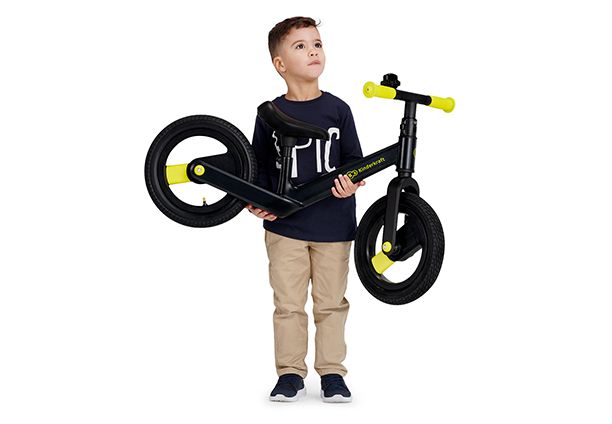 Dziecko trzyma w rękach rowerek biegowy Kinderkraft GOSWIFT