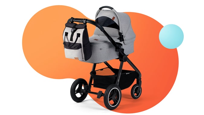 Szary plecak na zakupy moonpack kinderkraft zawieszony na rączce szarego wózka dziecięcego